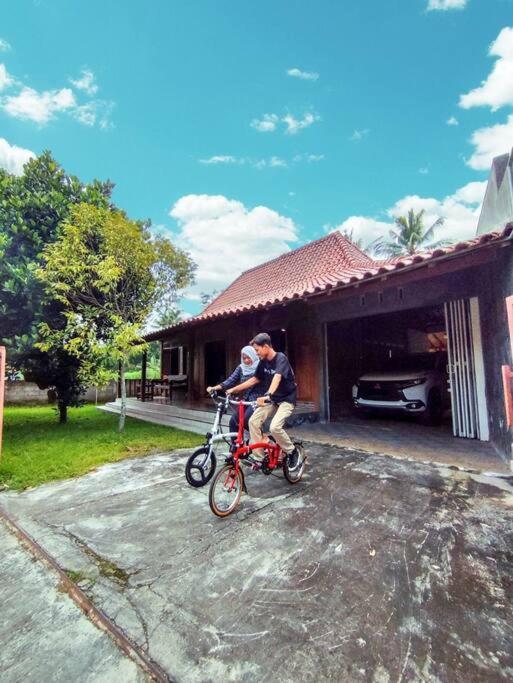 Ndalem Arsita Villa Yogyakarta Exterior photo